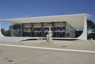 Fachada do Supremo Tribunal Federal (STF) com estátua A Justiça, de Alfredo Ceschiatti, em primeiro plano.