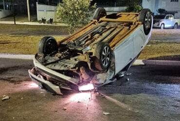 Motorista capota carro após colidir em caminhonete estacionada em Nova Mutum