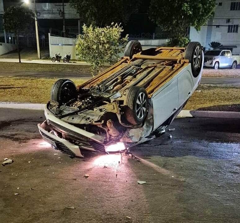 Motorista capota carro após colidir em caminhonete estacionada em Nova Mutum