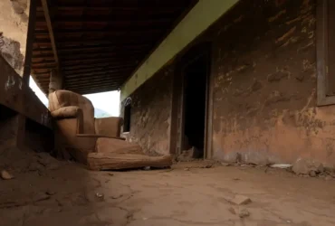 Distrito de Barra Longa. A comunidade foi parcialmente encoberta pela lama que chegou pelo rio Gualaxo do Norte. Na foto, casas atingidas pela lama.