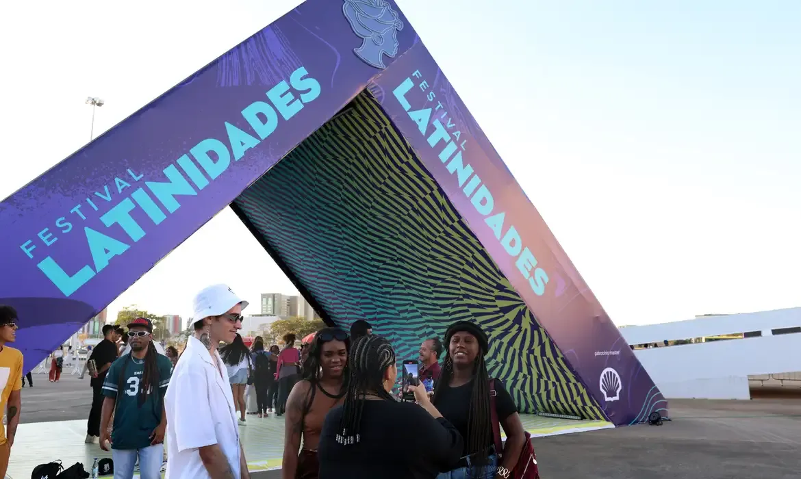 Brasília (DF) 24/07/2025 - Pessoas em frente a entrada do 18º Festival Latinidades 2025, no Museu Nacional. Foto: Valter Campanato/Agência Brasil