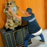 - Imagens de câmeras de segurança mostram relógio do século XVII sendo destruído por manifestante golpista.