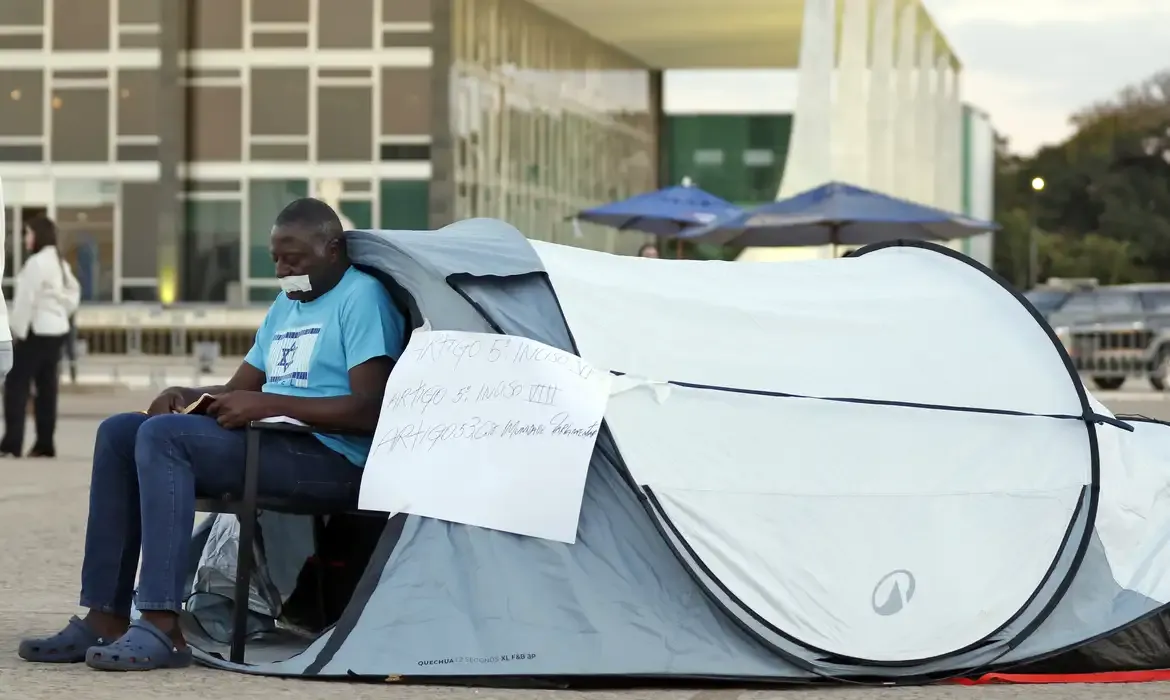 Brasília (DF), 25/07/2025 - Deputado Hélio Lopes faz acampamento com uma barraca em protesto na Praça dos Três Poderes em frente ao STF. Foto: Bruno Peres/Agência Brasil