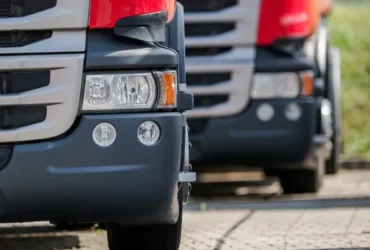 Caminhão carregado capota em rodovia de Mato Grosso