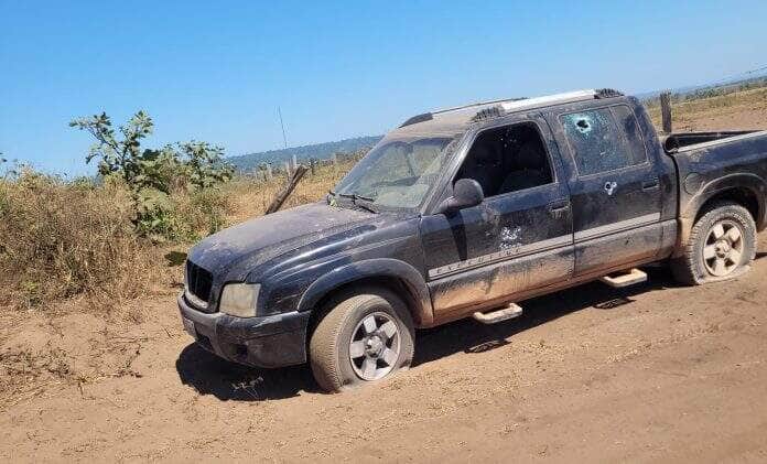 Caminhonete com marcas de tiros é encontrada em estrada de Mato Grosso