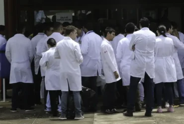 Médicos estrangeiros e brasileiros que se graduaram em outro país, fazem a segunda etapa da edição 2017 do Exame Nacional de Revalidação de Diplomas Médicos Expedidos por Instituições de Educação Supe