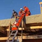 Bombeiros utilizam escada prolongável para resgatar trabalhador após queda em obra