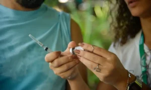 Casos de SRAG recuam na maioria dos estados, mas mortalidade entre idosos preocupa