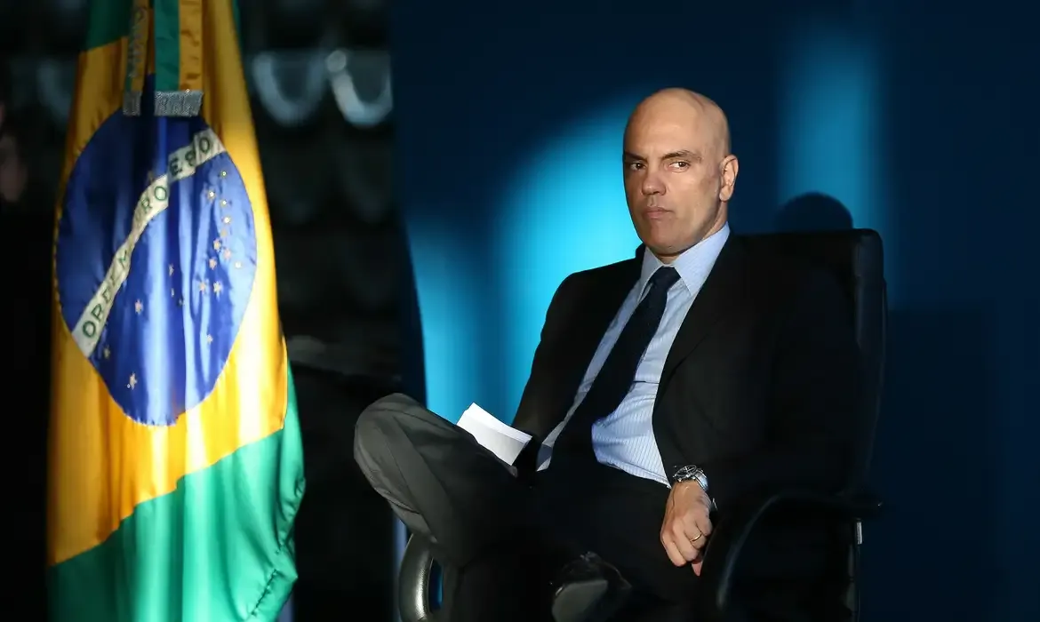 Moraes afirma que Bolsonaro fez confissão flagrante de obstrução