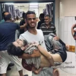 Gaza, 03/07/2025 - Abdullah Hammad é carregado no hospital Nasser após ter sido baleado por forças israelenses, quando tentava coletar um saco de farinha no sul de Gaza. Foto: Médicos Sem Fronteiras/