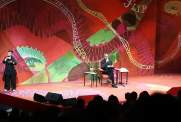 Paraty (RJ), 30/07/2025 - O poeta e músico Arnaldo Antunes celebra a obra do homenageado Paulo Leminski durante abertura da 23ª Festa Literária Internacional de Paraty - Flip, no Auditório da Matriz.