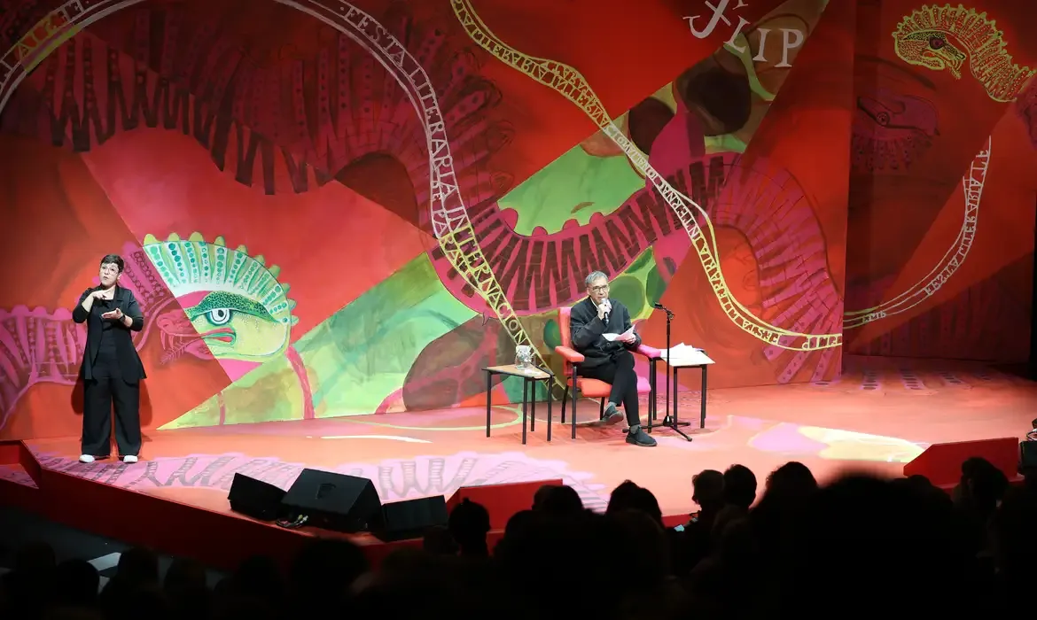 Paraty (RJ), 30/07/2025 - O poeta e músico Arnaldo Antunes celebra a obra do homenageado Paulo Leminski durante abertura da 23ª Festa Literária Internacional de Paraty - Flip, no Auditório da Matriz.