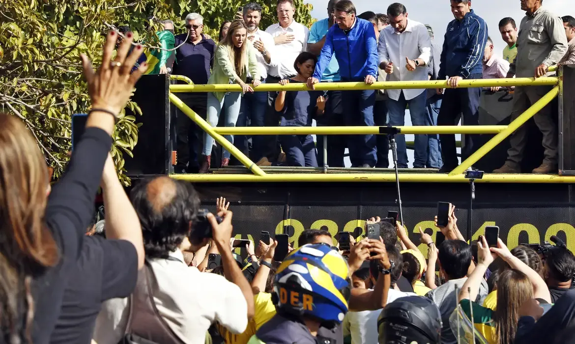 Brasília (DF), 29/07/2025 - Ex-presidente Jair Bolsonaro, em cima de trio elétrico, participa de motociata. Foto: Bruno Peres/Agência Brasil