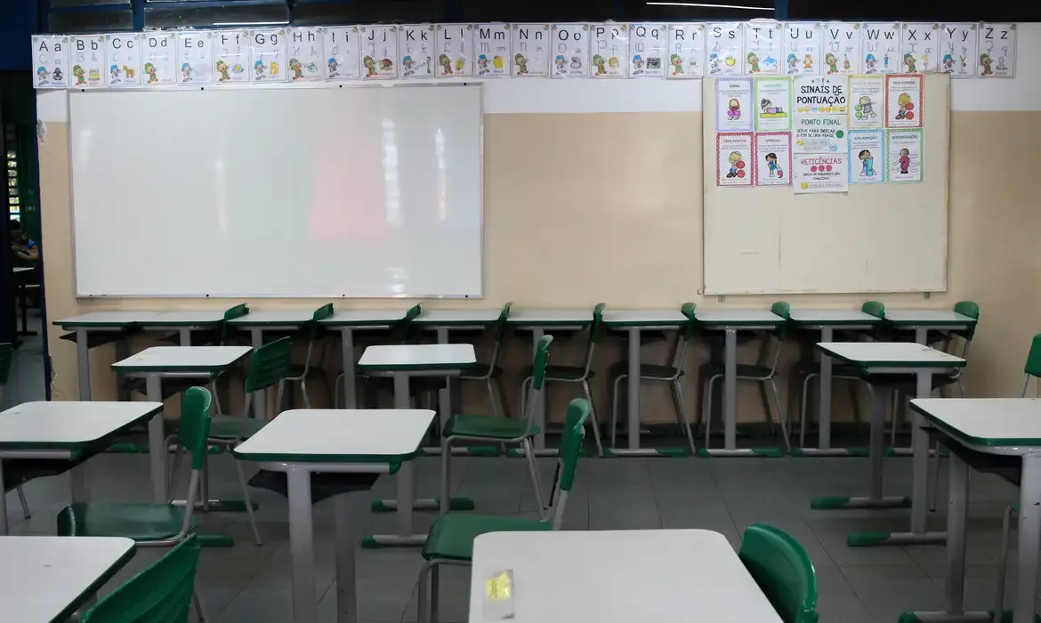 Sala de aula vazia da Escola Estadual Terezine Arantes Ferraz Bibliotecaria, no Parque Casa de Pedra, zona norte da capital.