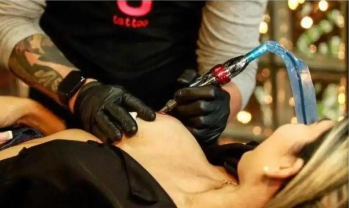 Projeto Y faz tatuagem para a reconstrução da aréola de mulheres que passaram por mastectomia.