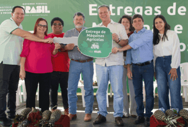 Fávaro entrega máquinas e equipamentos para agricultura familiar em Tangará da Serra e região