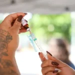 Rio de Janeiro (RJ), 10/05/2025 – Vacina da Tríplice Viral durante o Dia D contra a gripe, na Lapa, centro da capital fluminense. Foto: Tomaz Silva/Agência Brasil