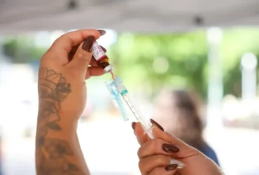 Rio de Janeiro (RJ), 10/05/2025 – Vacina da Tríplice Viral durante o Dia D contra a gripe, na Lapa, centro da capital fluminense. Foto: Tomaz Silva/Agência Brasil