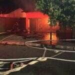 Corpo de Bombeiros combate as chamas com apoio de viaturas e caminhão-tanque; Guarda Civil Municipal isola área para garantir segurança