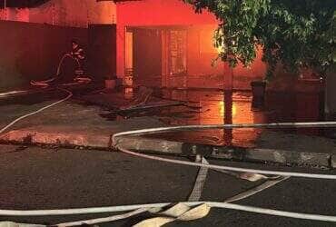 Corpo de Bombeiros combate as chamas com apoio de viaturas e caminhão-tanque; Guarda Civil Municipal isola área para garantir segurança