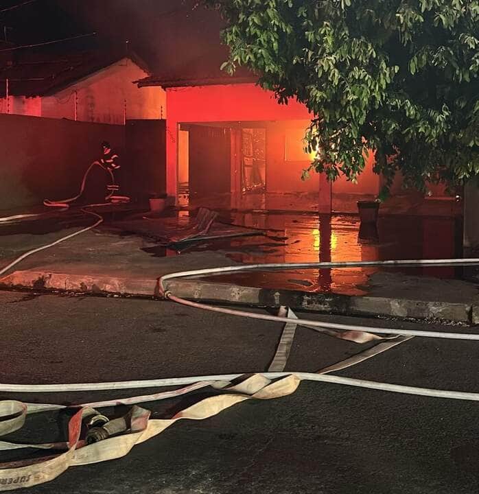 Corpo de Bombeiros combate as chamas com apoio de viaturas e caminhão-tanque; Guarda Civil Municipal isola área para garantir segurança