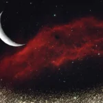 Ilustração da Lua minguante sobre um céu estrelado com tons de vermelho e prata, simbolizando interioridade e desapego, por CenárioMT / Canva