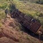 Paranaíta: ônibus escolar com 14 pessoas cai em ribanceira; vítimas socorridas