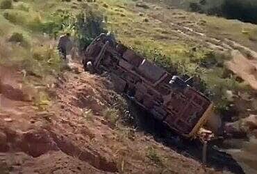 Paranaíta: ônibus escolar com 14 pessoas cai em ribanceira; vítimas socorridas