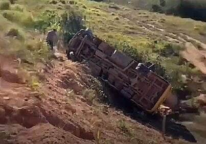 Paranaíta: ônibus escolar com 14 pessoas cai em ribanceira; vítimas socorridas