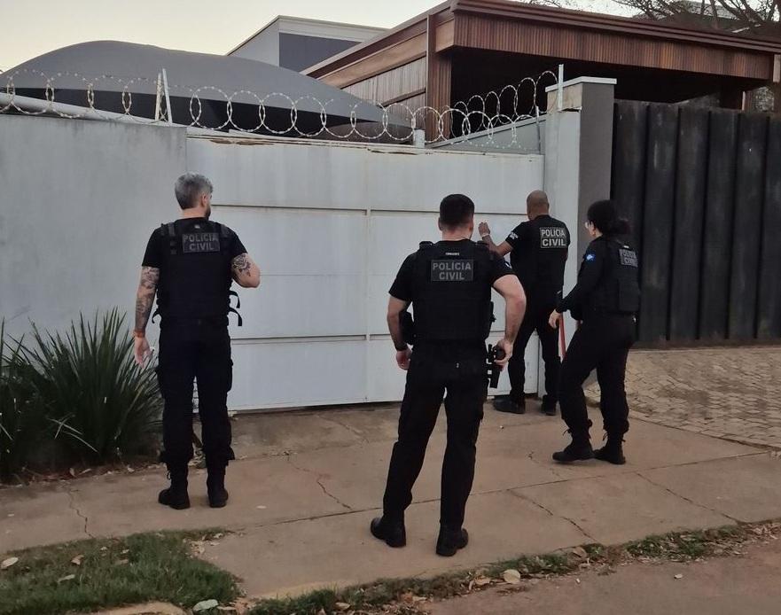 Três membros da mesma família foram presos por planejarem e financiarem o crime; advogado foi morto com tiro na cabeça por conta de dívida milionária de honorários