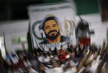 Rio de Janeiro (RJ), 09/08/2025 - Familiares e pessoas participam do velório do sambista Arlindo Cruz, na quadra da escola de Samba Império Serrano. Foto: Tânia Rêgo/Agência Brasil