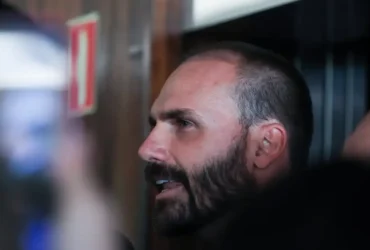 Motta envia pedido de cassação de Eduardo Bolsonaro ao Conselho de Ética