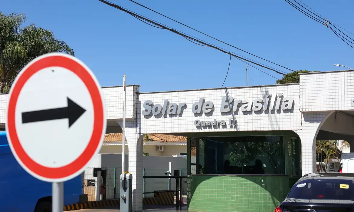 Moraes determina monitoramento discreto de Bolsonaro no DF