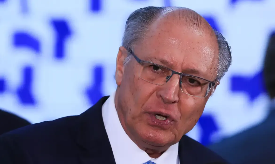 Avião da FAB com falha adia retorno de Alckmin ao Brasil