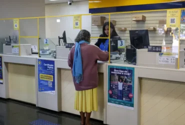 Brasília (DF), 30/05/2025. - Dona Irene Barbosa em uma agência dos correios. A partir desta sexta-feira (30), aposentados e pensionistas do Instituto Nacional do Seguro Social (INSS) poderão consultar