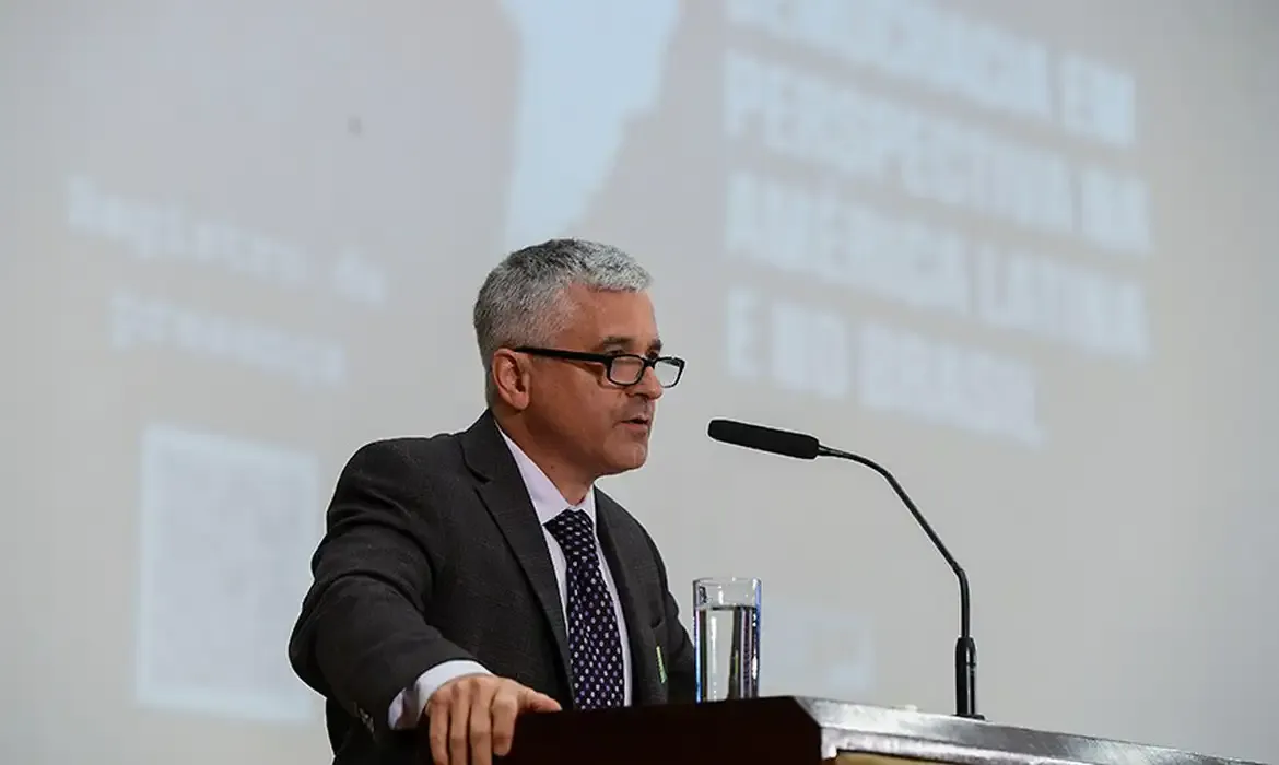 Brasil defende democracia melhor que os Estados Unidos, diz professor de Harvard