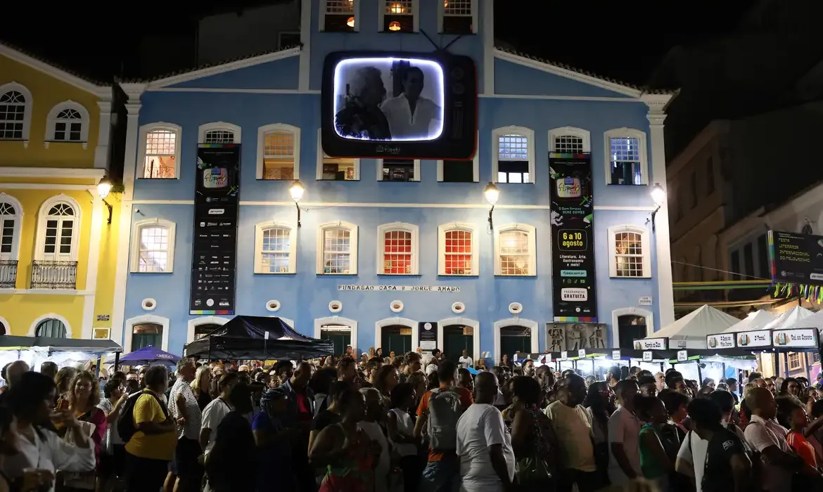 Salvador (BA), 06/08/2025 - Abertura da Festa Literária Internacional do Pelourinho - Flipelô, que homenageia Dias Gomes, no Largo do Pelourinho. Foto: Rovena Rosa/Agência Brasil