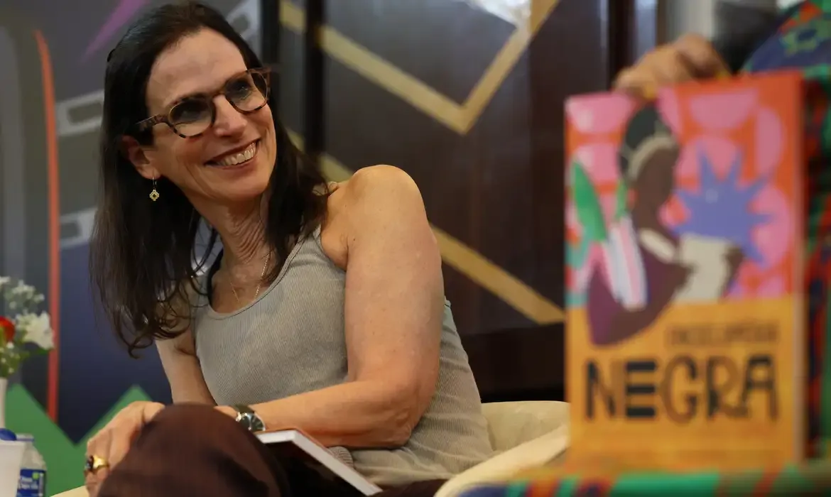 Salvador (BA), 09/08/2025 - A escritora Lilia Schwarcz fala sobre os livros Óculos de Cor e Enciclopédia Negra para Jovens Leitores no Museu Eugênio Teixeira Leal durante a Festa Literária Internacion