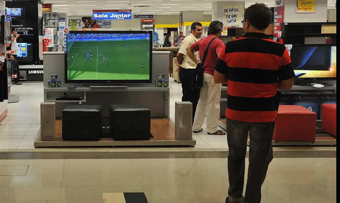 Vendas no comércio recuam 0,1% em junho após três meses de queda