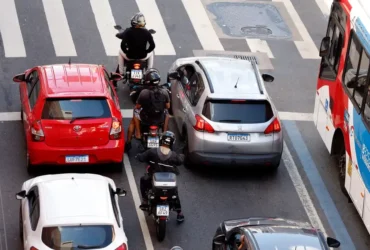 Rio de Janeiro (RJ), 30/07/2025 - Motociclistas de aplicativos transitam pelas ruas do centro do Rio. Foto: Tânia Rêgo/Agência Brasil