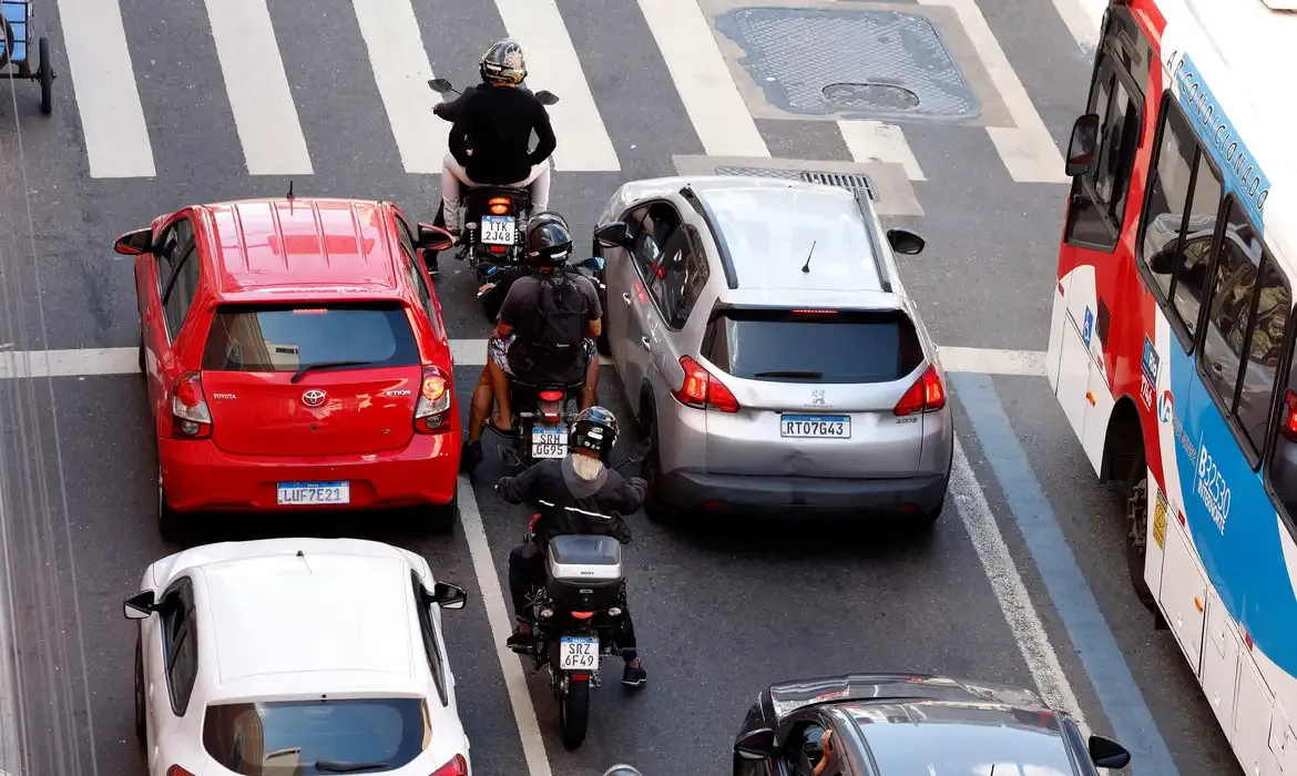 Rio de Janeiro (RJ), 30/07/2025 - Motociclistas de aplicativos transitam pelas ruas do centro do Rio. Foto: Tânia Rêgo/Agência Brasil