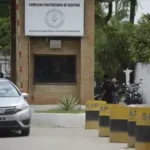 Demolição de construções irregulares avança em comunidade do Rio