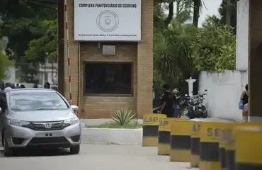 Demolição de construções irregulares avança em comunidade do Rio