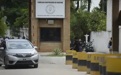 Demolição de construções irregulares avança em comunidade do Rio