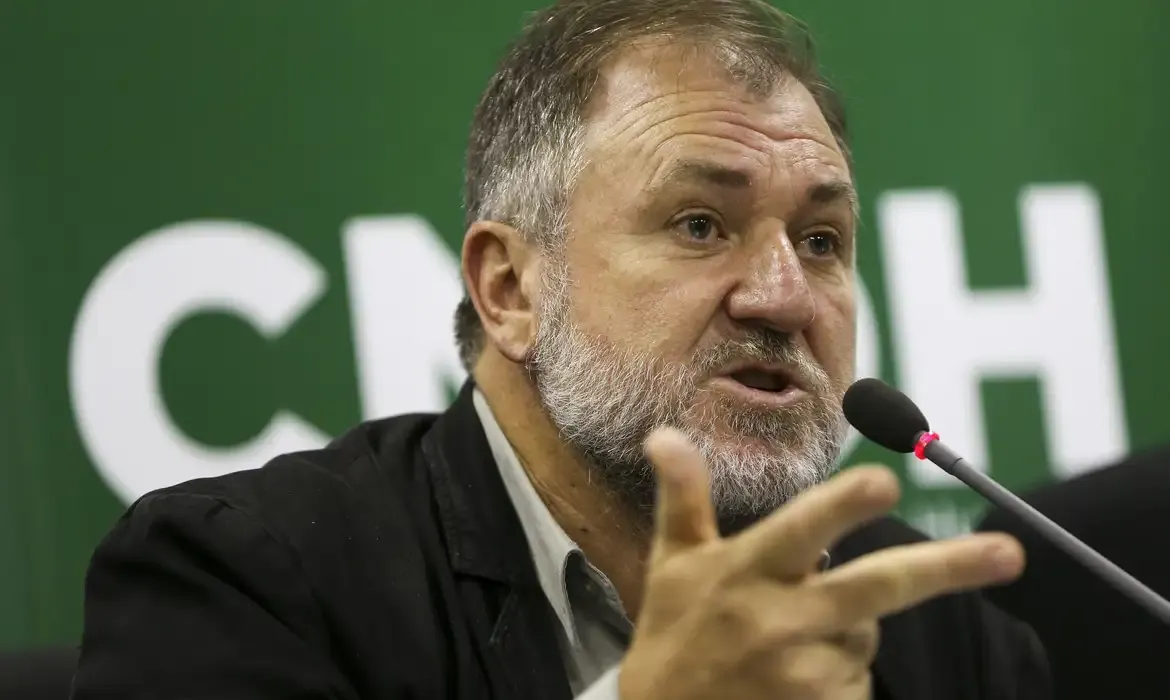 O vice-presidente do Conselho Nacional dos Direitos Humanos (CNDH), Darci Frigo durante entrevista coletiva sobre a violência no contexto das eleições 2018.