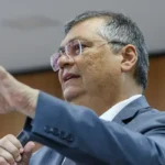 Dino concede 10 dias para Motta explicar votação do PL da adultização