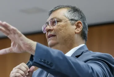 Dino concede 10 dias para Motta explicar votação do PL da adultização