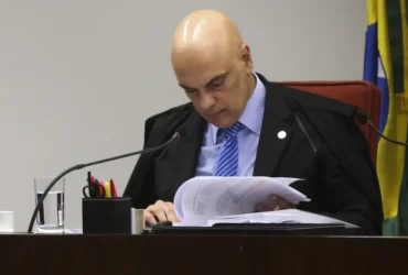 A Primeira Turma do Supremo Tribunal Federal (STF) realiza sessão, para o julgamento de dezenas de habeas corpus e a retomada da análise do Inquérito 4694 contra o deputado Jair Bolsonaro, candidato d