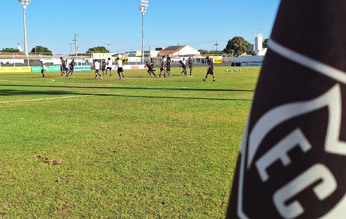 Mixto tenta parar a Lusa, que venceu os 7 jogos em casa. Imagem: Divulgação Mixto