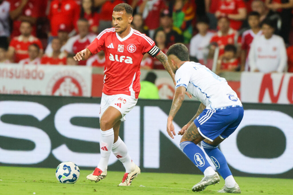 Cruzeiro x Internacional: onde assistir escalações do confronto pelo Brasileirão 2025. Imagem: Ricardo Duarte/SCI